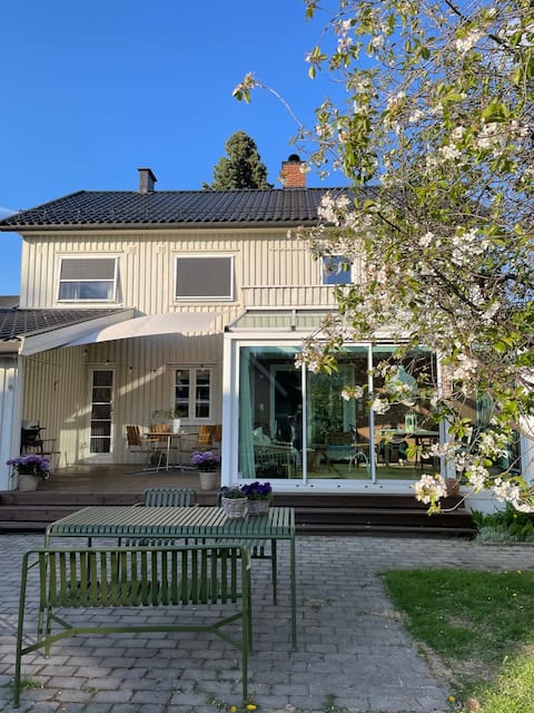 Large and lovely townhouse with conservatory