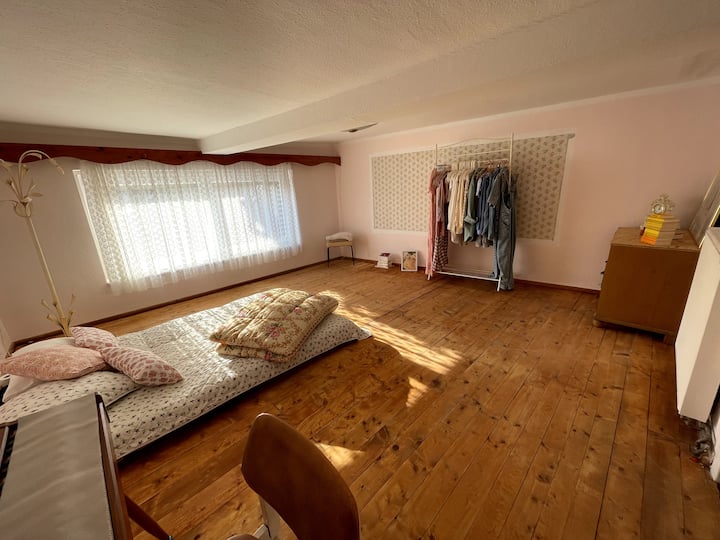 2号卧室配有蒲团床（ 1.40 x 2.00 ）和电钢琴-注意，天花板高度仅1.85高
