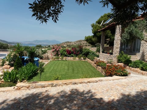 Popular Airbnb listing: House with a view of the sea in Δήμος Σαλαμίνας