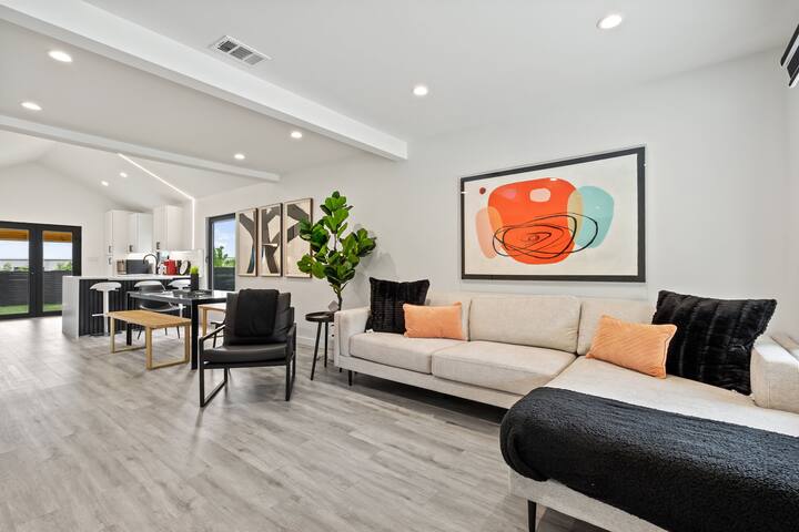 Modern 5BR | 14 Guests | Hot Tub | Mins DT COTA gallery image 4