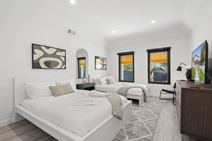 Dhoma e gjumit e vizitorit W/ 2 krevate të rehatshëm me shkumë memorie Queen, jastëkë ftohës, Smart Tv (W/Hbo Max), grila të errëta, karrige leximi dhe abazhur. Dollap i madh për ruajtjen e rrobave.