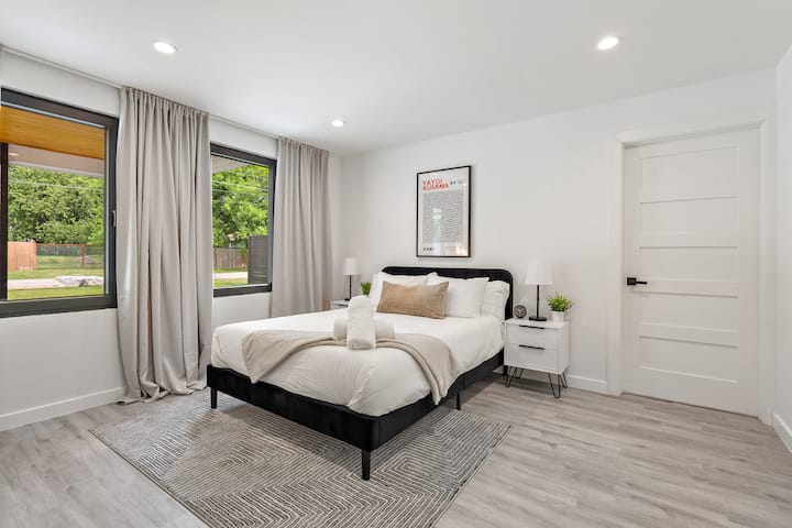 Krevat dhe jastëk ftohës "Master Bedroom W/ Comfy Queen Memory Foam". Perde të errëta.