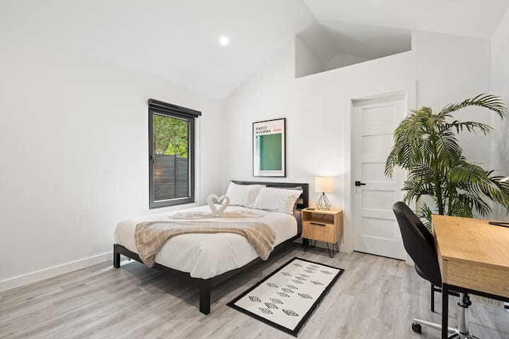 Dhoma e gjumit e vizitorit W/krevat i rehatshëm Queen Memory Foam dhe poillows ftohëse. Tavolinë pune dhe karrige, Smart Tv (W/Hbo Max) dhe dollap me rrota.