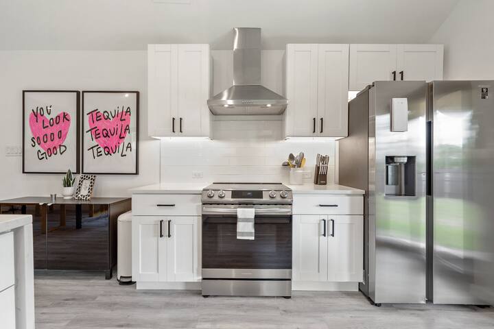 Modern 5BR | 14 Guests | Hot Tub | Mins DT COTA gallery image 5