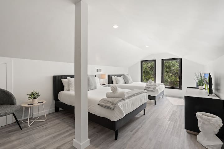 Dhoma e gjumit e vizitorëve me 2 krevate të rehatshëm "Queen" dhe jastëkë ftohës. Smart TV, karrige leximi dhe komodinë për ruajtje. Grila të errëta.