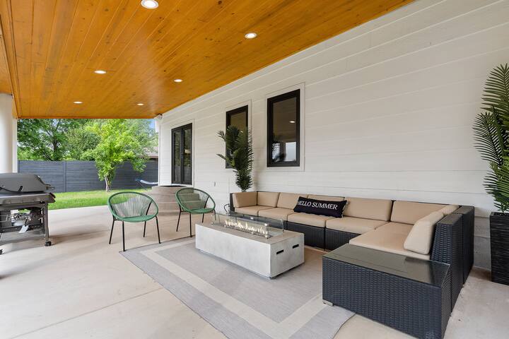 Modern 5BR | 14 Guests | Hot Tub | Mins DT COTA gallery image 3