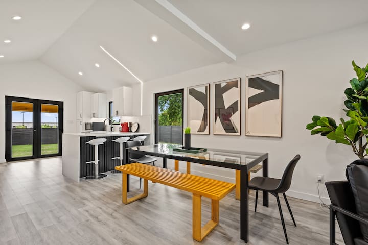 Modern 5BR | 14 Guests | Hot Tub | Mins DT COTA gallery image 2
