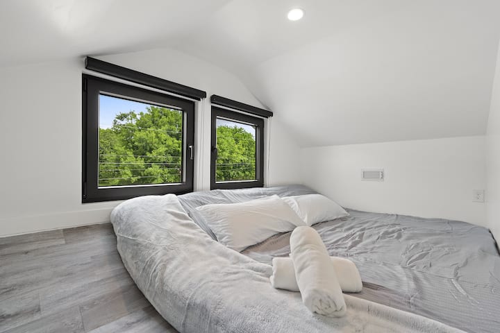 Dhomë gjumi për vizitorët me krevat dopio "Comfy Queen" dhe jastëkë ftohës. Grila të errëta. 