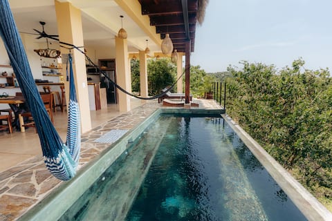 Infinity Pool Villa w/ Ocean Views – Casa La Vista