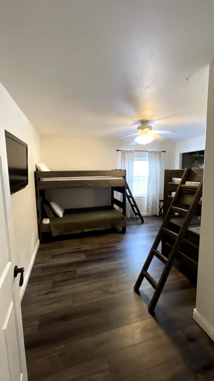 غرفة النوم رقم2 - غرفة نوم بطابقين
4 أسرّة مزدوجة + حزمة ن لعب 