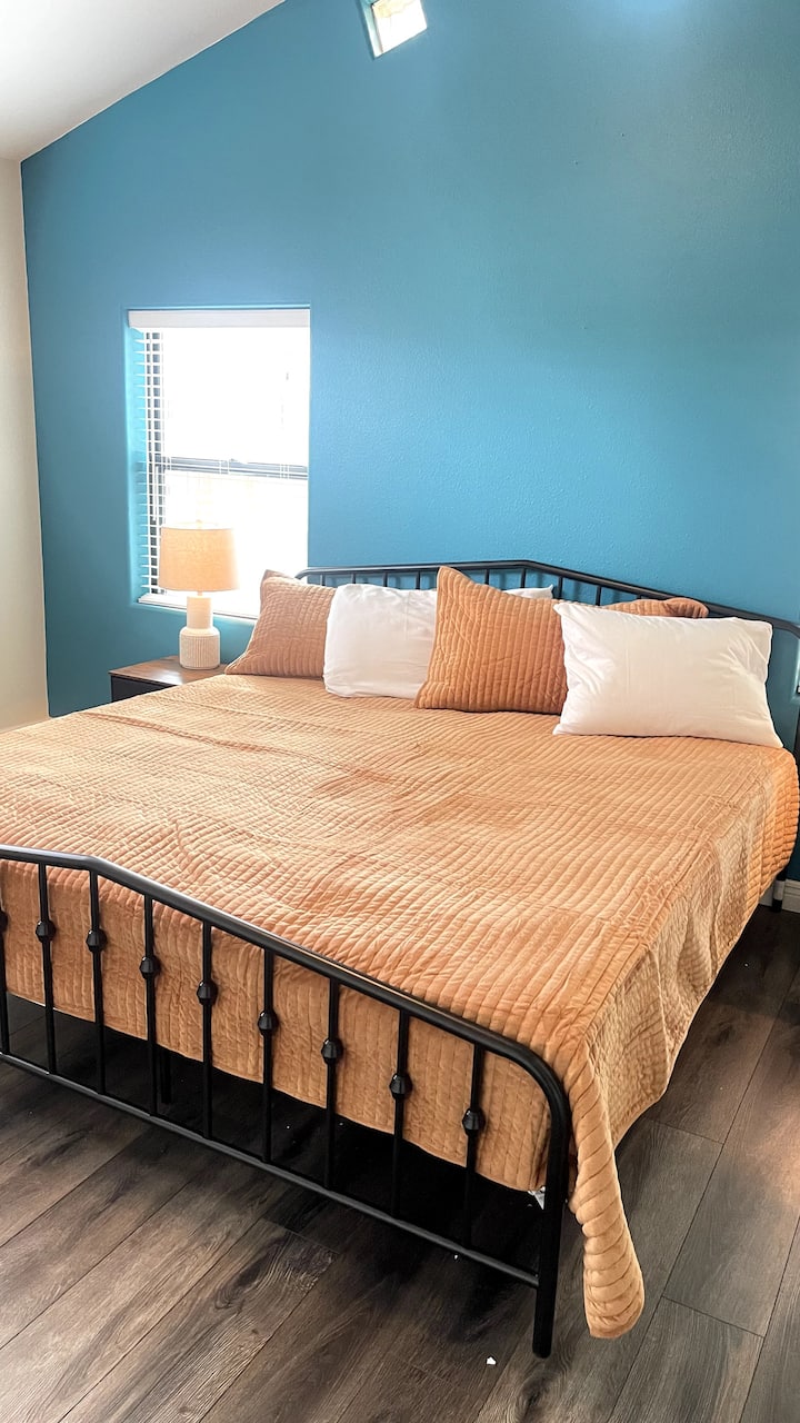 غرفة النوم الرئيسية - سرير كينج + حمام 