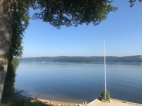 Idyllic lake house directly at Julsø