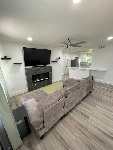 Popular Airbnb listing: Cozy House Downtown Houston! in Golfcrest / Bellfort / Reveille