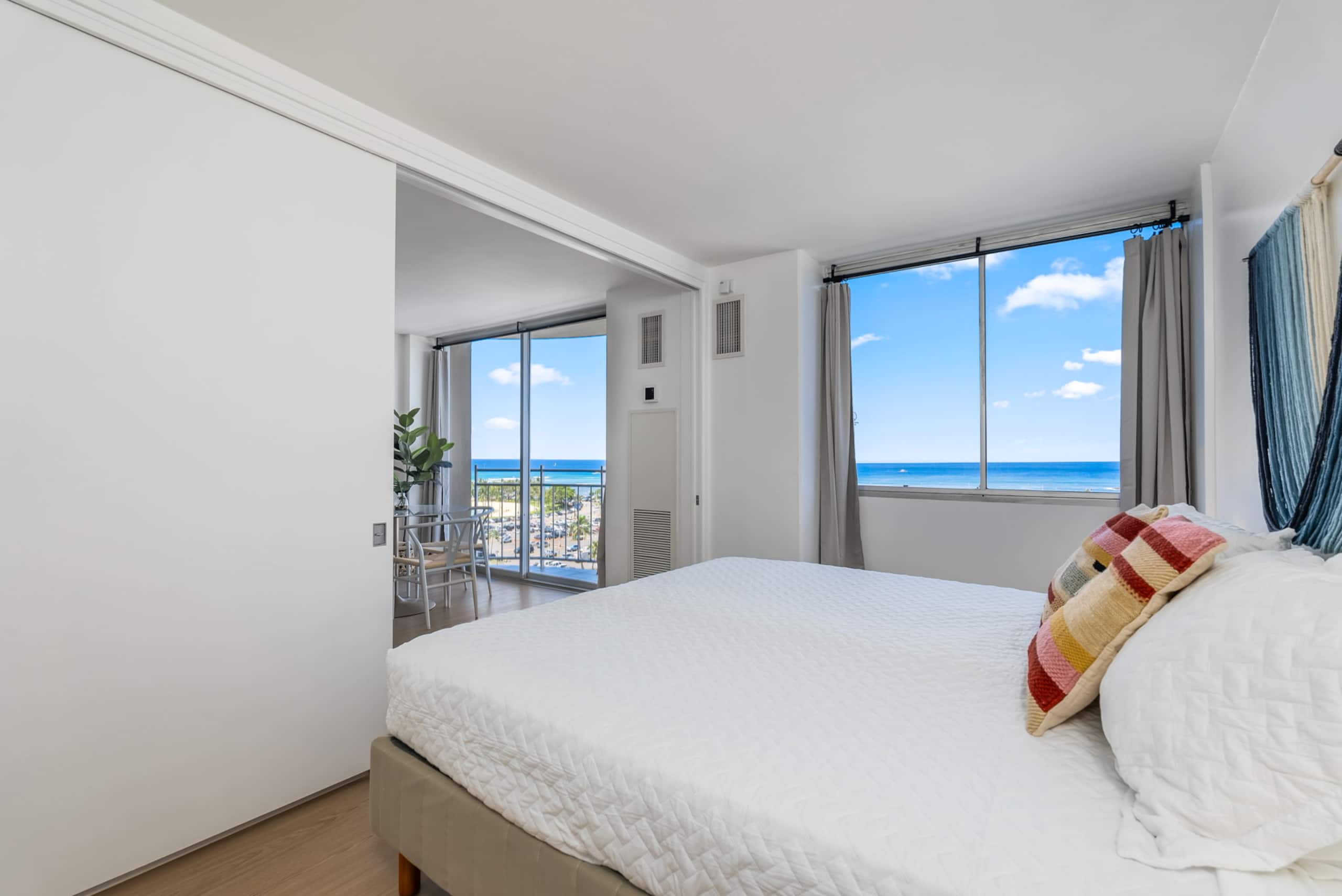 *Remodeled Oceanfront in Waikiki - Ilikai Marina - Image 17
