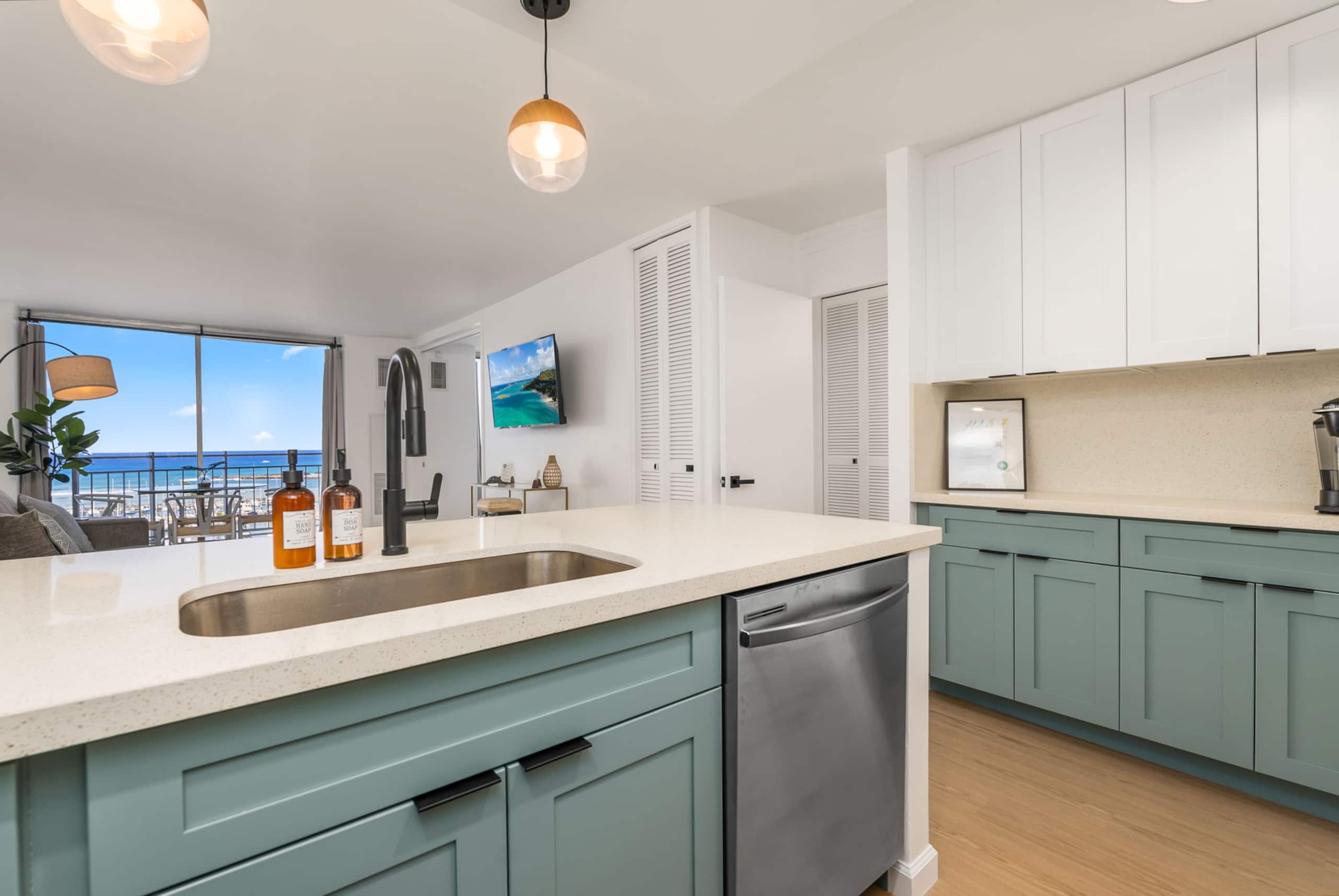 *Remodeled Oceanfront in Waikiki - Ilikai Marina - Image 10