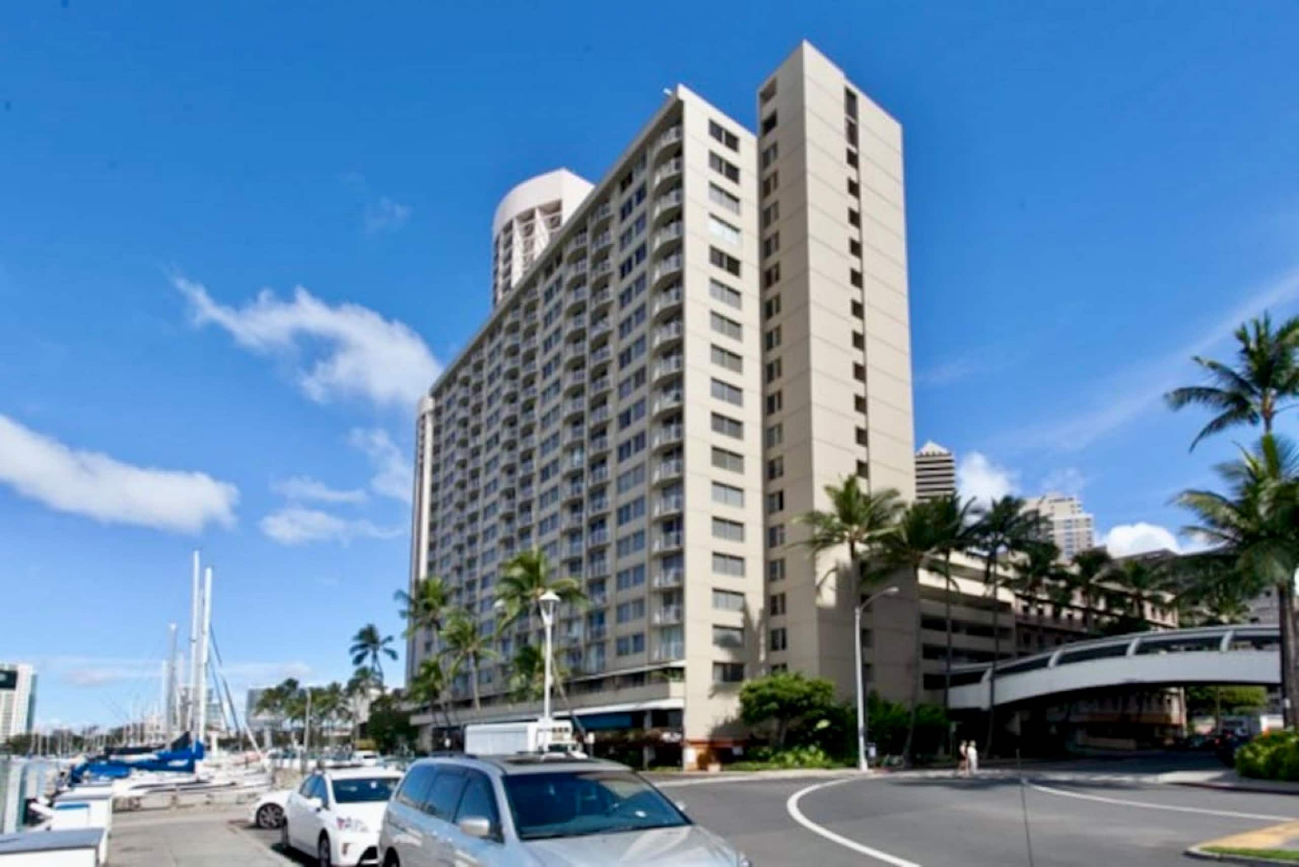 *Remodeled Oceanfront in Waikiki - Ilikai Marina - Image 38