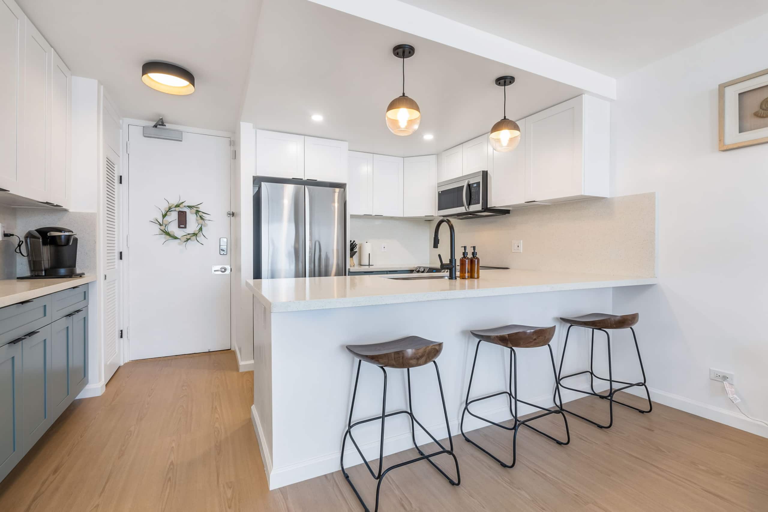 *Remodeled Oceanfront in Waikiki - Ilikai Marina - Image 7