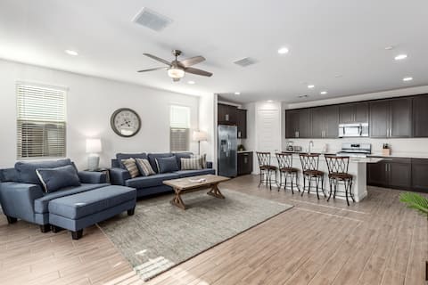 Successful Airbnb property: Heated Sparkling Pool! King Bed, Fast Wi-fi! in North Gateway