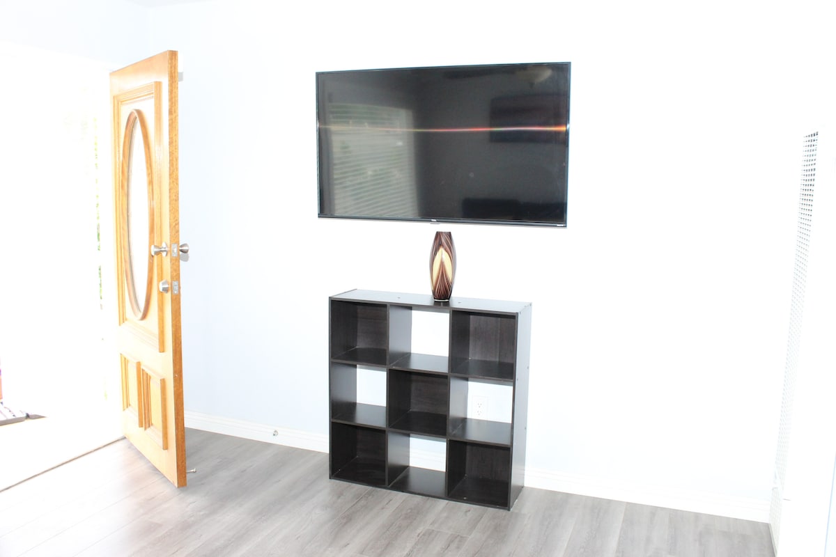 Televizor në dhomën e ndenjjes/derën kryesore