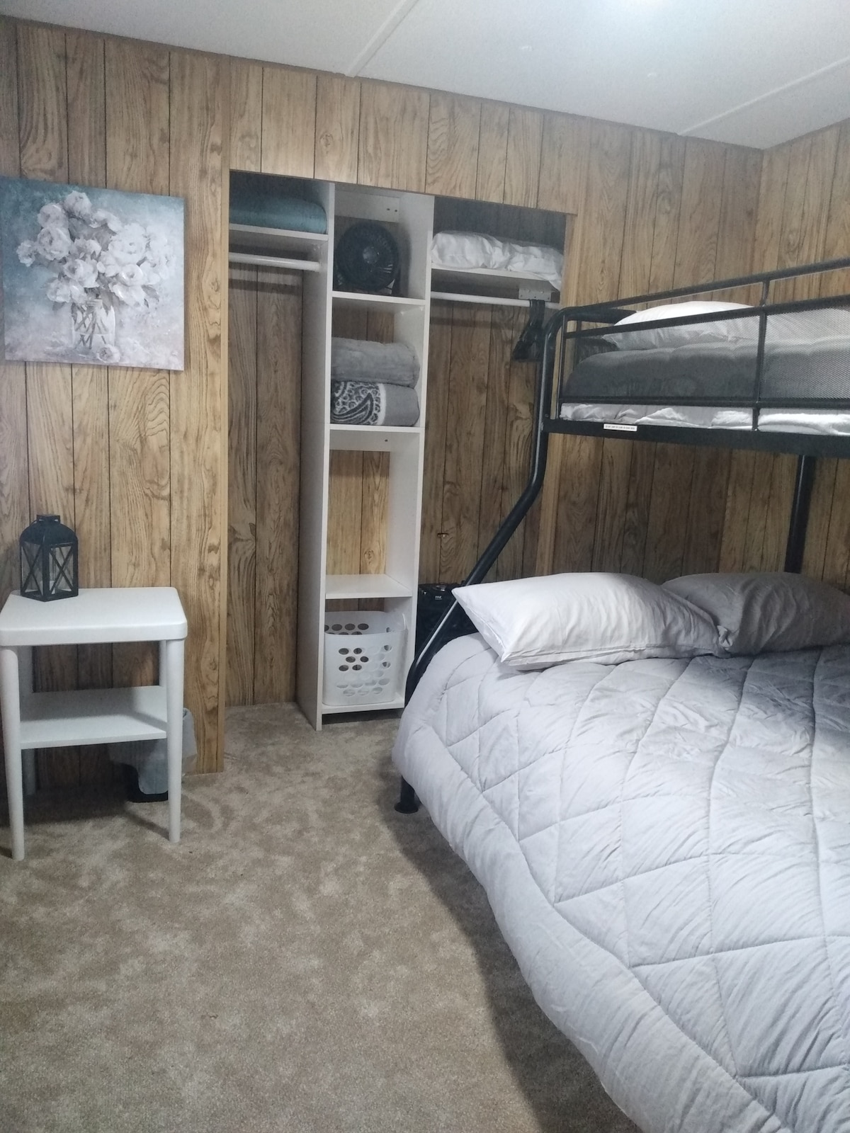 Dvojlôžko nad poschodovou posteľou.