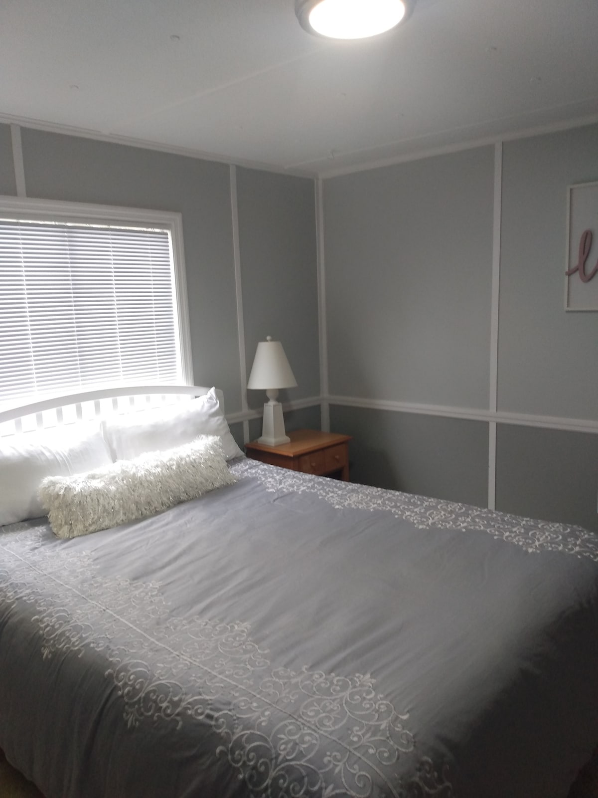 Číslo na spanie s manželskou posteľou. Televízia v hlavnej spálni s anténou pre miestne kanály. 