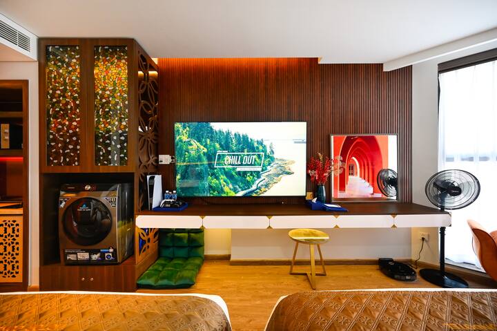 LG 85英寸LED电视、Apple Box TV4K 128G、90 x 90厘米镜子、AI技术三星洗衣机/烘干机、衣柜、立式风扇、日本甲板椅、拖把机器人、茶几、游戏PS 5。