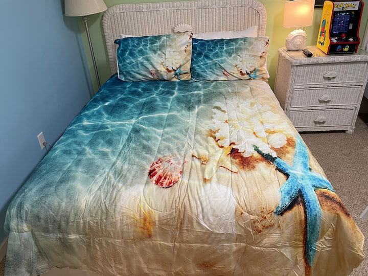 2nd Bedroom - Queen bedroom and enjoy additional arcade recreation with classics like Pac-Man!