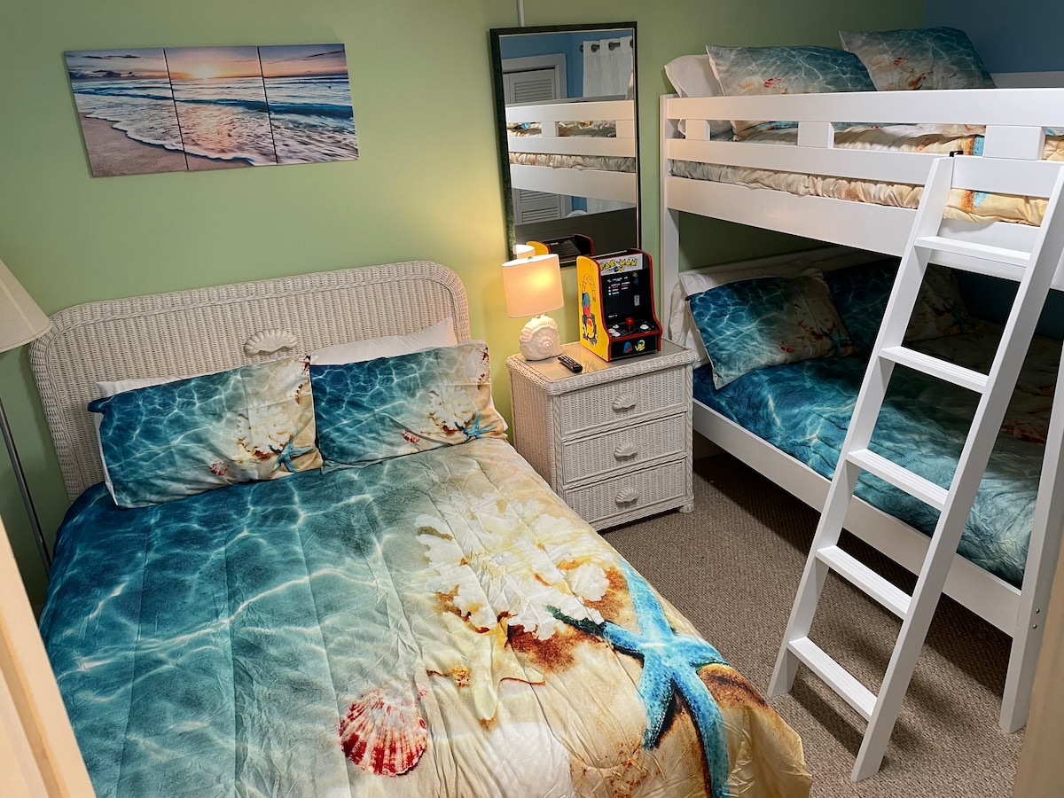 2nd Bedroom - Enjoy 1 Queen bed, and 2 full-sized bunk beds to sleep 6 in that bedroom. Convenient for larger groups or even multiple families traveling together!