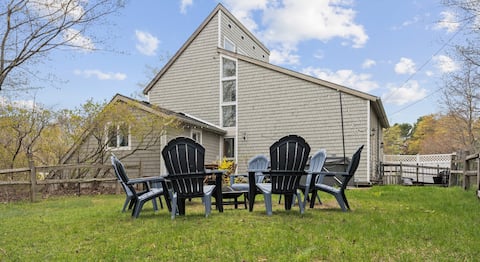 Feet from Lake & Downtown, Pond View, Hot Tub,Pets