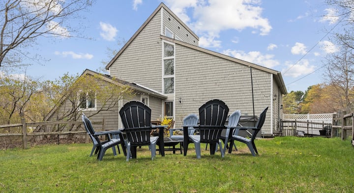 Feet from Lake & Downtown, Pond View, Hot Tub,Pets
