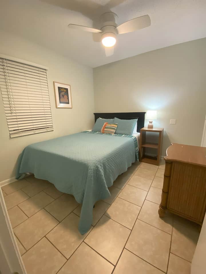 Voorste slaapkamer met queensize bed.