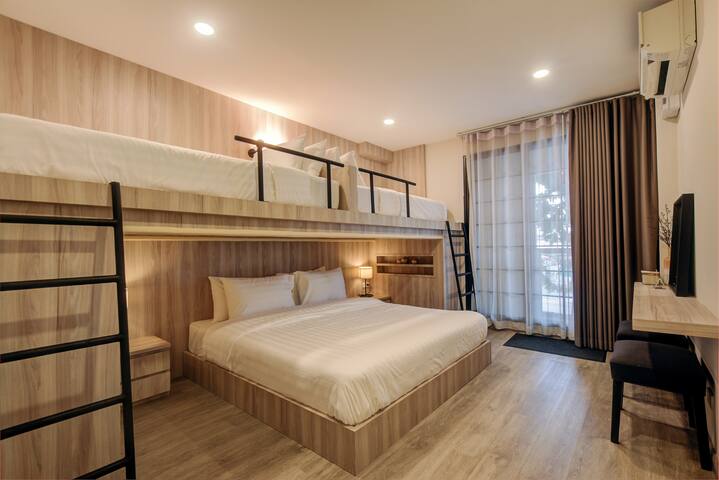 Private 6 min walk BTS ,7-11 Near by,Street food