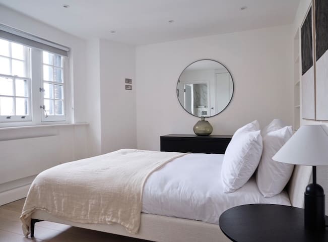 Stunning Marylebone apartment gallery image 2