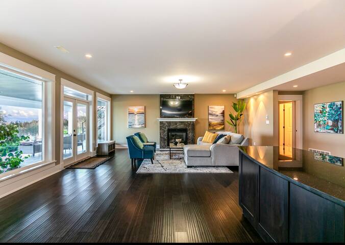 Oriole & Fawn Suite: Unwind with Views & Theatre gallery image 3