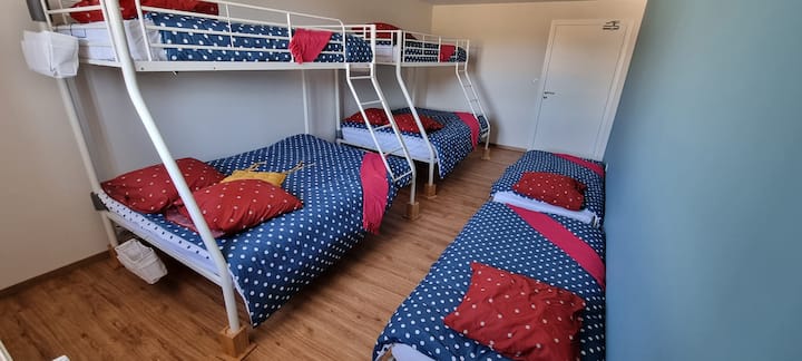 L'Andalouse * 2 lits en 140cm - 2 lits hauts en 90cm - 2 lits tiroirs en 90cm * salle de bain commune