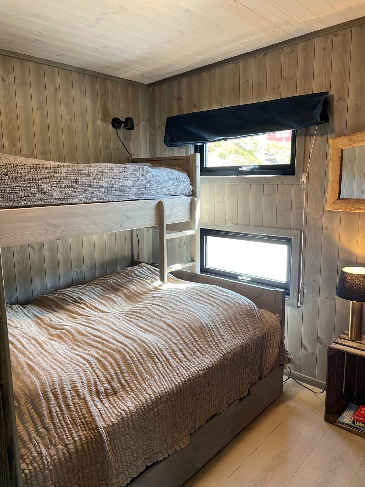 ห้องนอน 2 - เตียงสองชั้นสำหรับครอบครัว (1.50 x 2 เมตร) และ 75 x 2 เมตร