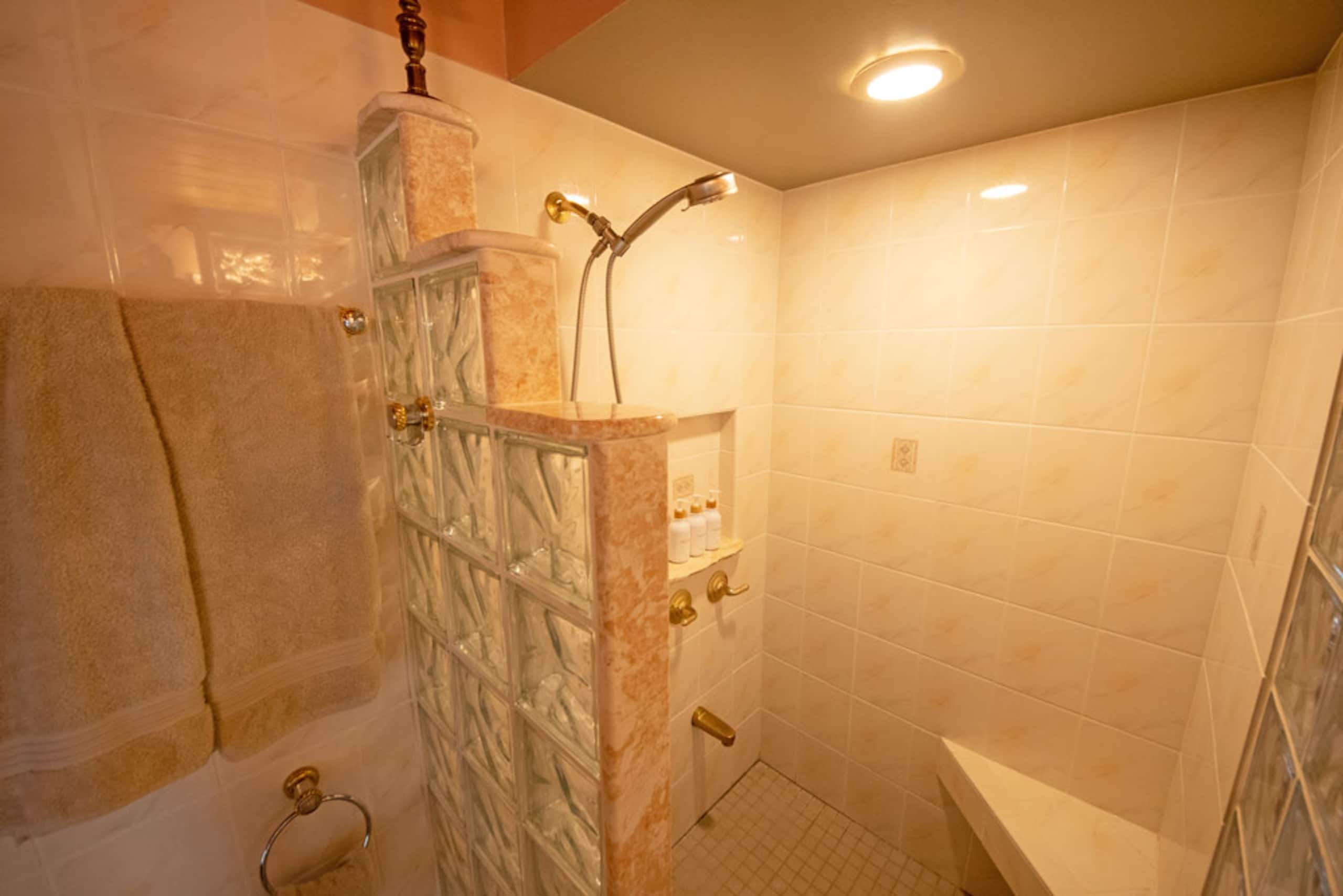 Home in Kailua-Kona · ★4.84 · 2 bedrooms · 5 beds · 2 baths - Image 8