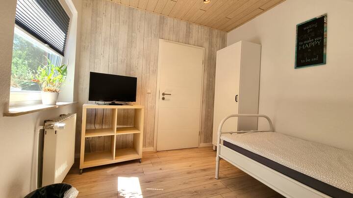 Dhomë e vogël teke, që ndodhet pas kuzhinës. 