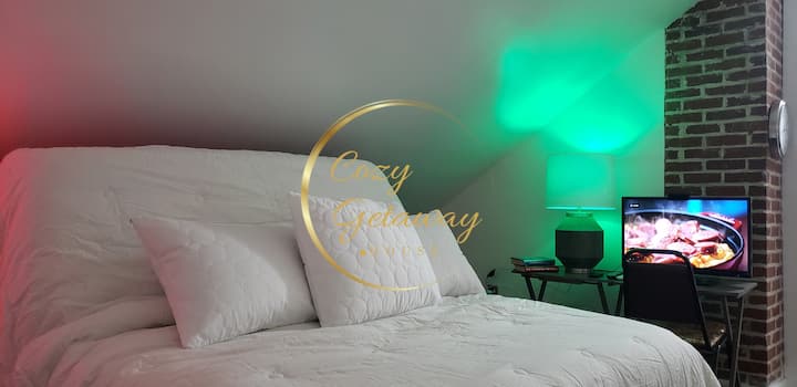 سرير بحجم كبير على شكل حرف كبير في الطابق الثالث مع ميزات لركوب الرأس والقدمين لنوم شخصين ؛ مع أضواء LED وشحن USB على كلا الجانبين. يحتوي هذا البنتهاوس المريح والمريح على حمام كامل وكر للعمل ومنضدة ومغسلة.