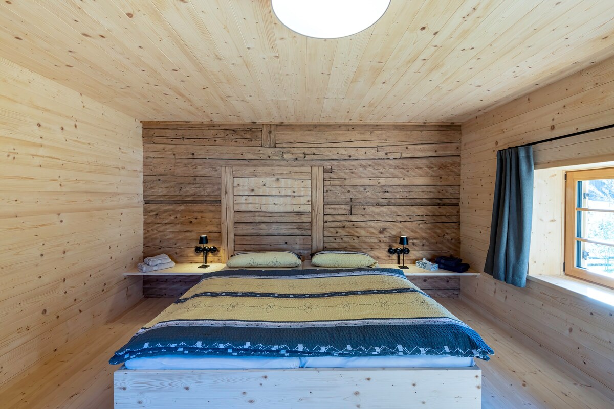 Დიდი საძინებელი 152 × 203 სმ ზომის საწოლით