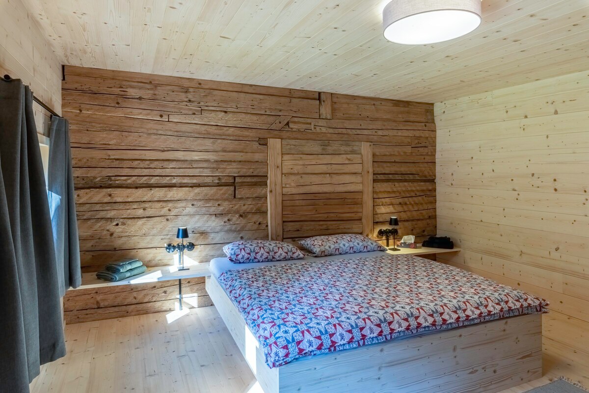 Დიდი საძინებელი 152 × 203 სმ ზომის საწოლით