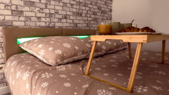 Спална соба со LED кревет со различни бои. 
недоговорна фотографија