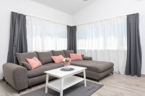 Popular Airbnb listing: Guest house studio apartment in Kaštel Novi