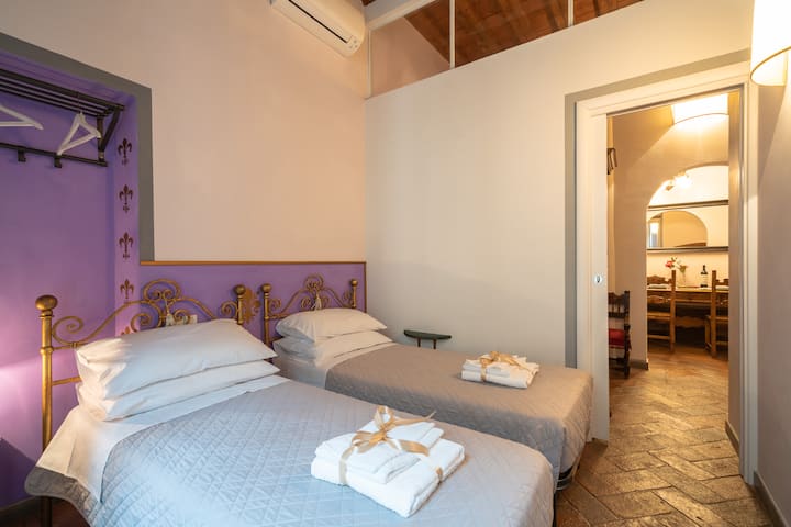 Habitación doble con vistas únicas a la Piazza del Mercato Nuovo / Dormitorio con 2 camas individuales