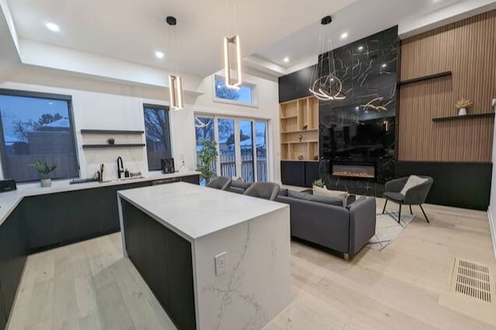 Luxury 6 BDRM Entire Home in Lakeshore Toronto gallery image 2
