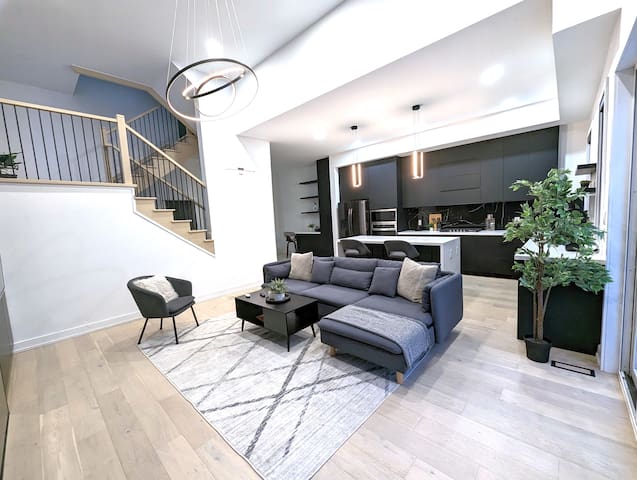 Luxury 6 BDRM Entire Home in Lakeshore Toronto