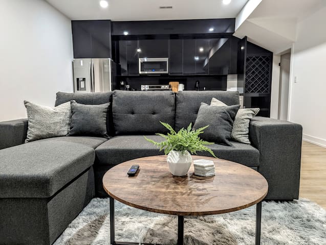 Luxury 6 BDRM Entire Home in Lakeshore Toronto gallery image 3