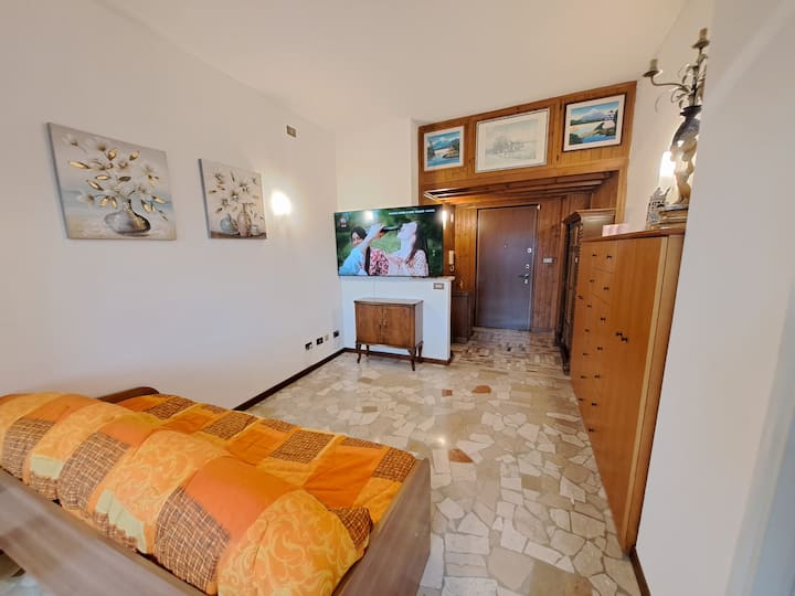 غرفة معيشة مريحة ومشرقة، مثالية للاسترخاء بعد يوم من الاستكشاف