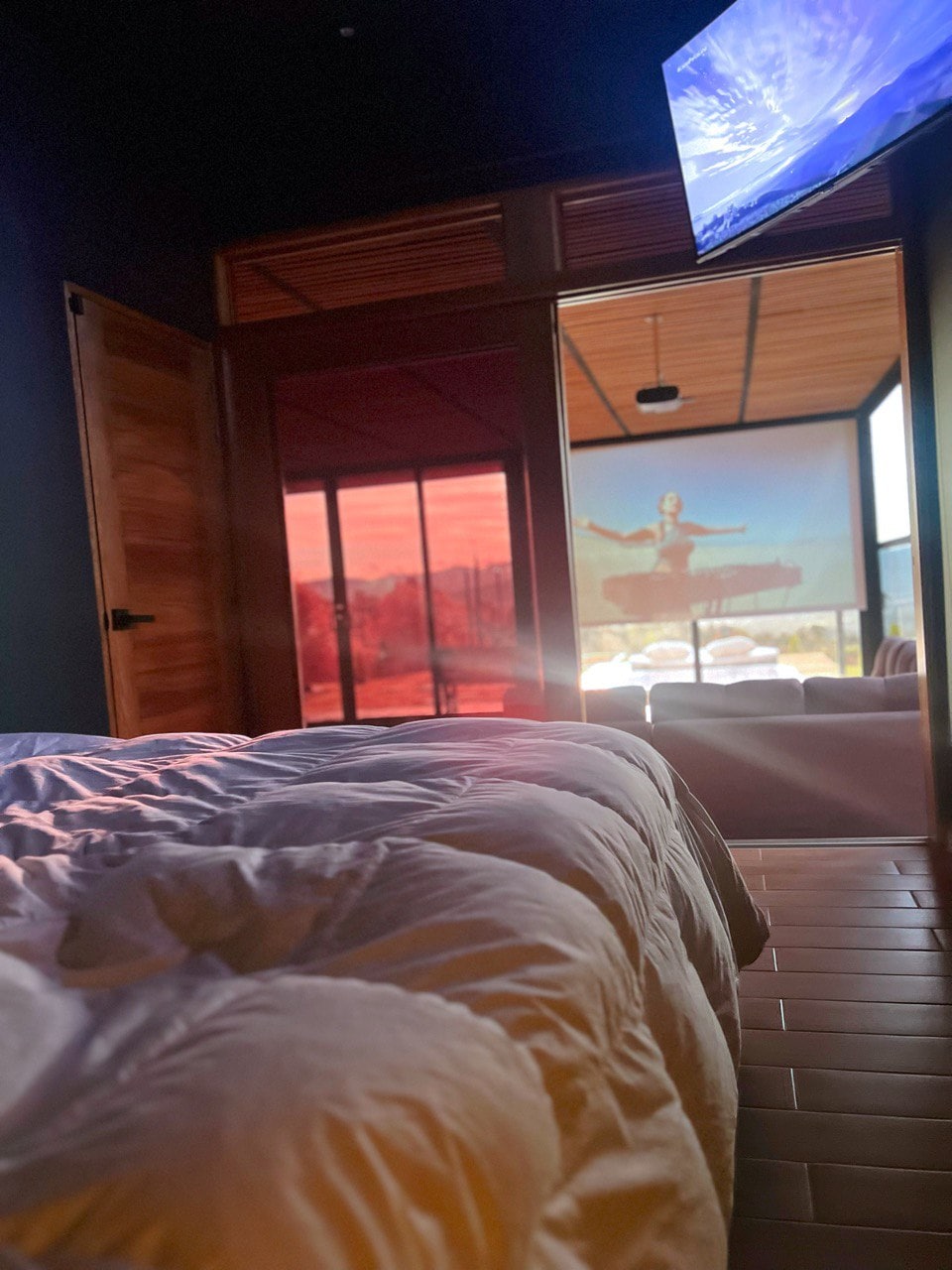 Vista de habitacion con puerta corrediza, baño privado, closet y television con conectividad y apps en linea. 