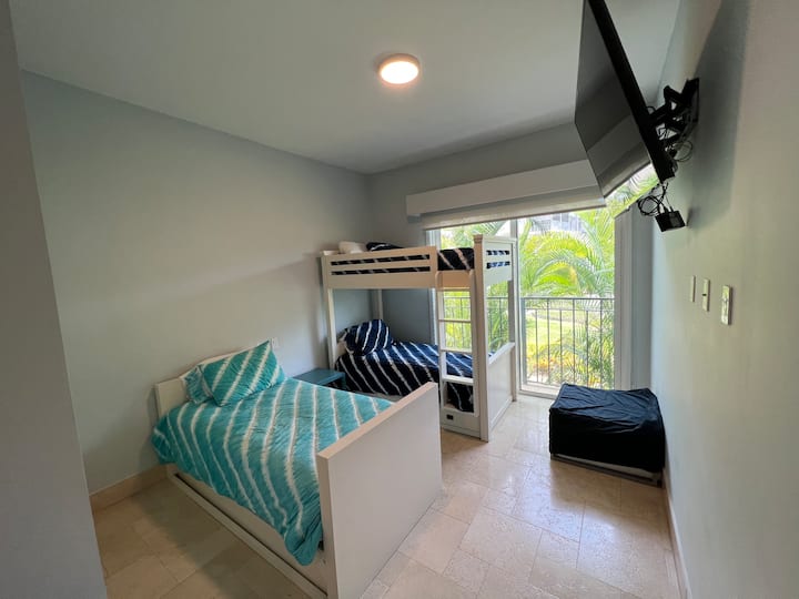 Chumba cha kulala cha tatu chenye vitanda 4 pamoja na kitanda cha ziada 